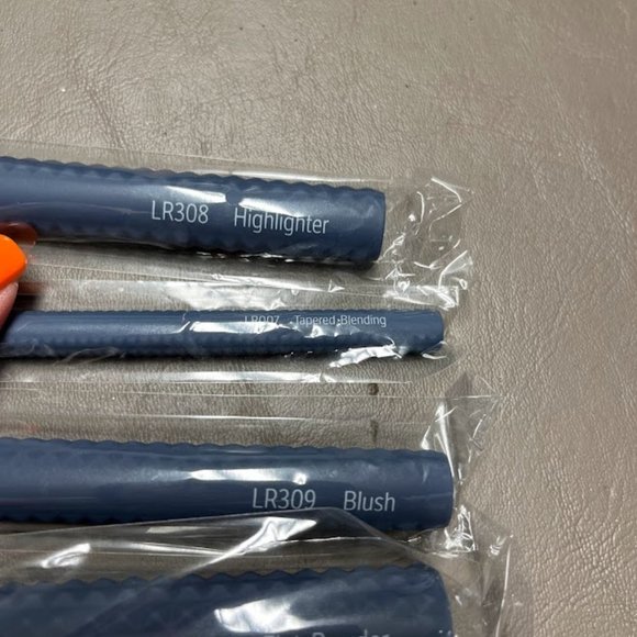 Laruce Set of Makeup Bushes - Picture 2 of 3